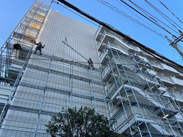 神奈川県伊勢原市　マンション　外壁塗装　足場組み立て (3)