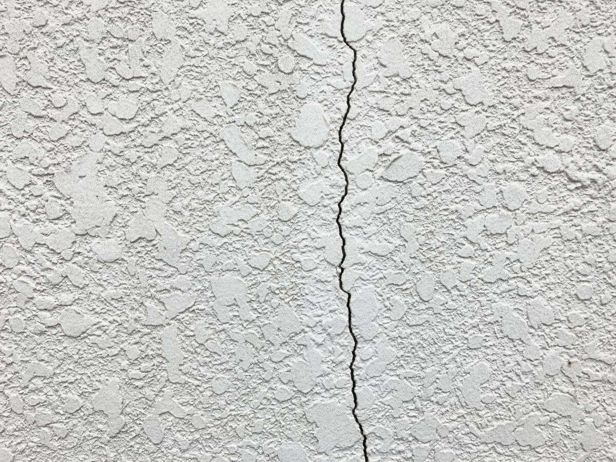 外壁のひび割れは大丈夫？クラックが発生する原因と対処方法