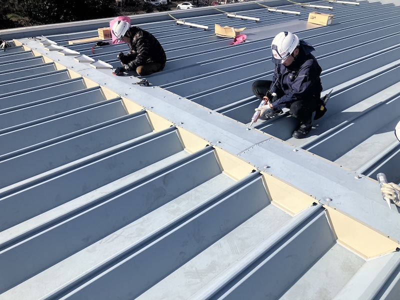 神奈川県海老名市｜折半屋根棟板金工事 シール処理と板金取り付け
