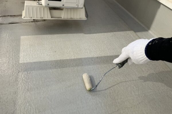 神奈川県厚木市｜ベランダ防水工事 プライマーで下塗りしました！