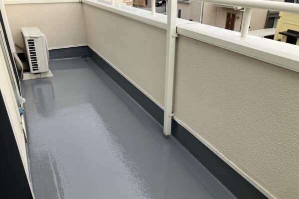 ベランダ防水工事の続きです！トップコートを塗りました！｜神奈川県厚木市