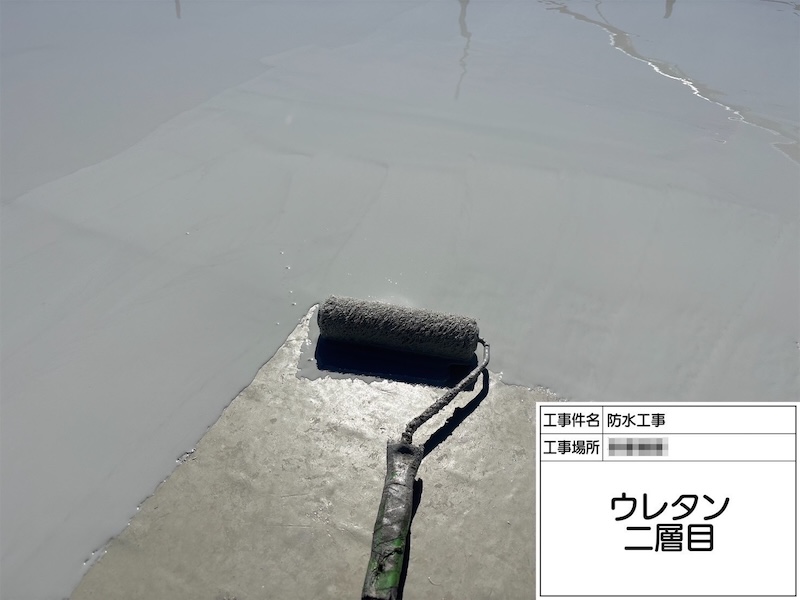 ウレタン剤の塗布作業。ウレタン防水の特徴とメリット｜神奈川県相模原市